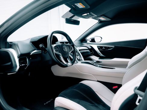Used 2017 Acura NSX image 2
