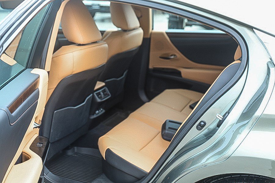 Certified 2025 Lexus ES 300h w/ Premium Package FWD image 17