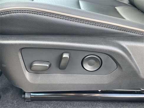 Used 2025 GMC Canyon Denali image 14