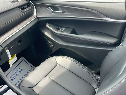 New 2025 Jeep Grand Cherokee Limited w/ Black Appearance Package image 14