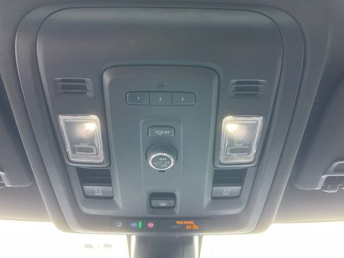 Used 2021 Chevrolet Suburban Z71 image 16