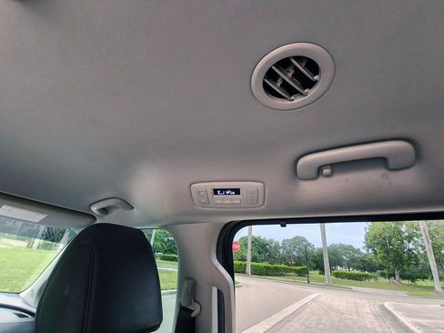 Used 2022 Kia Carnival EX FWD image 31