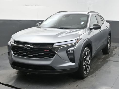 Used 2026 Chevrolet Trax RS w/ Sunroof Package FWD image 3