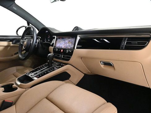 Certified 2024 Porsche Macan image 18