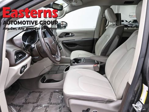 Used 2017 Chrysler Pacifica Touring-L Plus w/ Advanced Safetytec Group FWD image 14