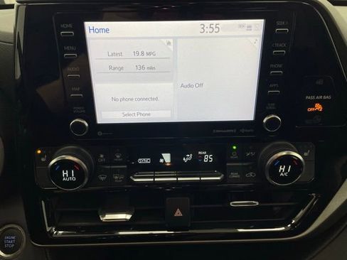 Used 2021 Toyota Highlander XLE AWD/4WD image 3