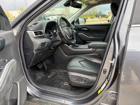 Used 2023 Toyota Highlander XLE AWD/4WD image 14
