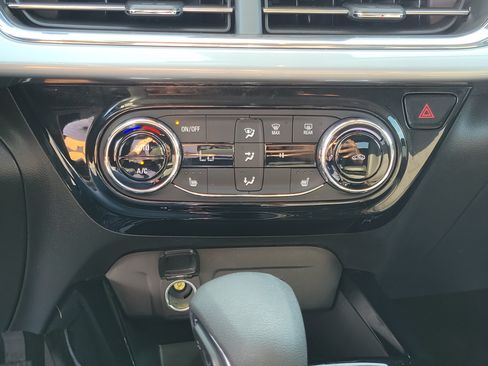 Used 2025 Chevrolet Trax LT w/ Driver Confidence Package FWD image 27