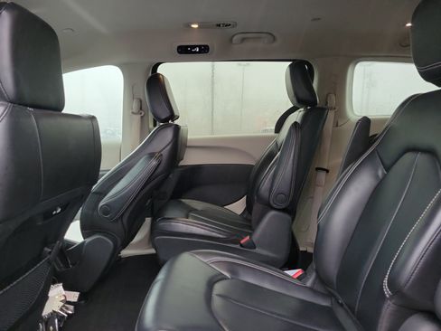 Used 2023 Chrysler Pacifica Touring-L FWD image 11