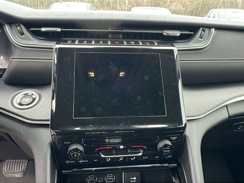 Used 2024 Jeep Grand Cherokee Laredo image 30