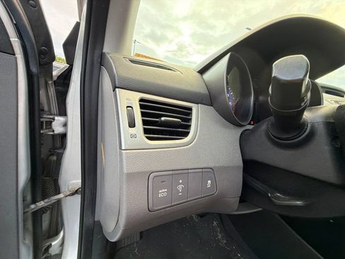 Used 2013 Hyundai Elantra GLS FWD image 11