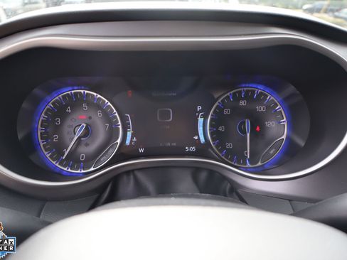 Used 2023 Chrysler Pacifica Touring-L FWD image 18