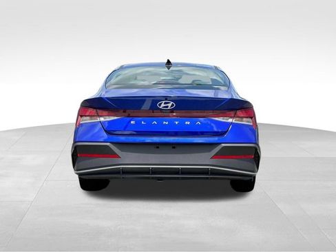 New 2025 Hyundai Elantra SE image 6