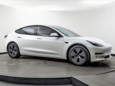 Used 2023 Tesla Model 3 Standard Range image 9