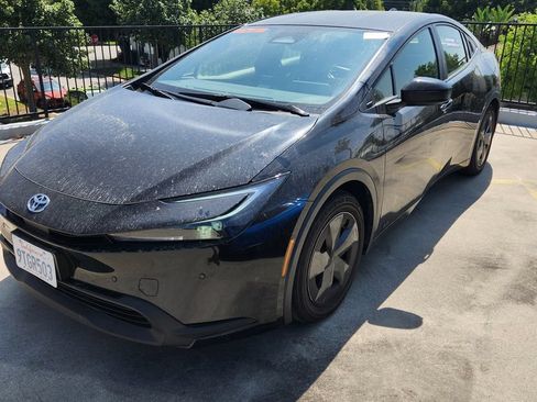 Used 2025 Toyota Prius LE AWD/4WD image 2
