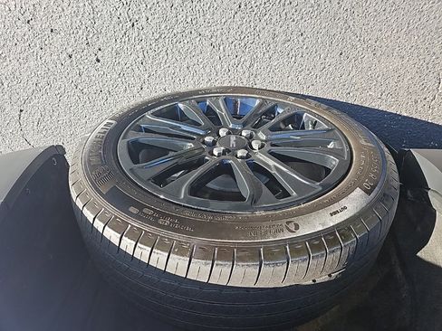 Used 2023 GMC Acadia SLT w/ Elevation Edition image 12