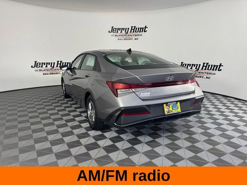 Used 2025 Hyundai Elantra SE image 8
