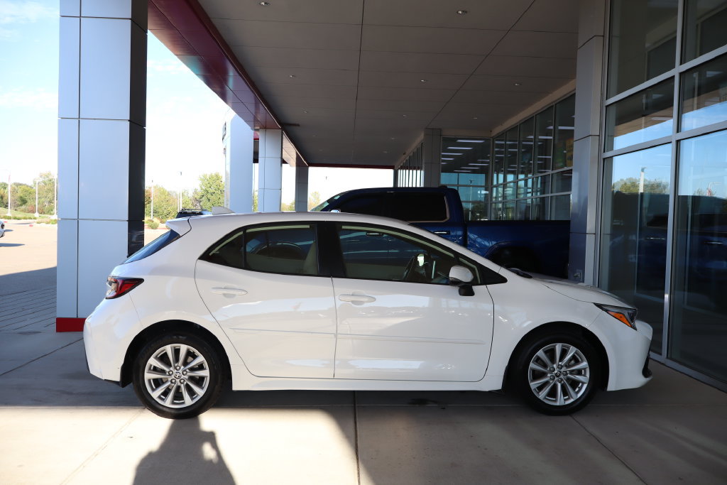 Used 2025 Toyota Corolla SE w/ SE Package FWD image 9
