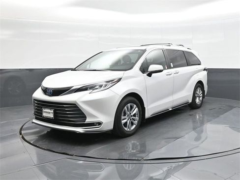 Used 2025 Toyota Sienna Limited image 34
