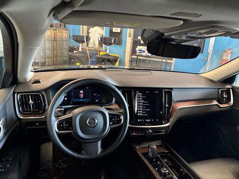 Used 2025 Volvo V60 B5 Cross Country Plus image 33