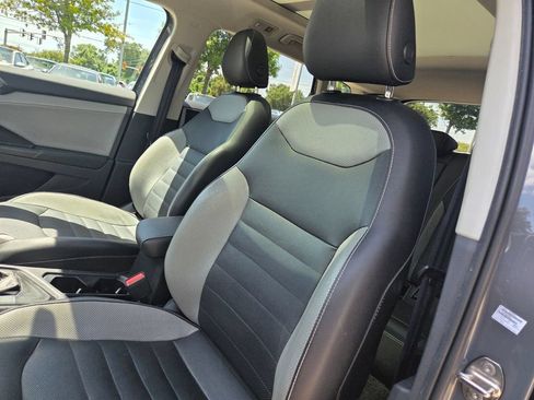 Used 2022 Volkswagen Taos SEL w/ Panoramic Sunroof Package FWD image 11