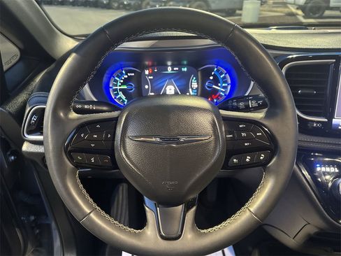 Used 2022 Chrysler Pacifica Touring-L w/ S Appearance Package image 11