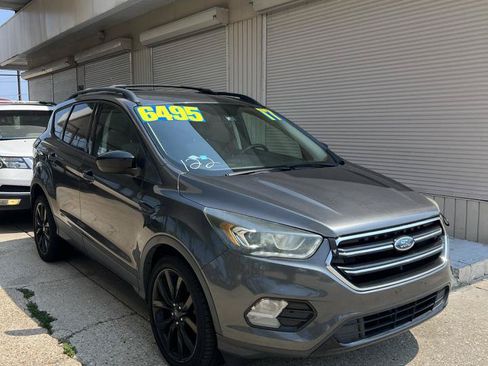Used 2017 Ford Escape SE w/ SE Sport Appearance Package FWD image 2