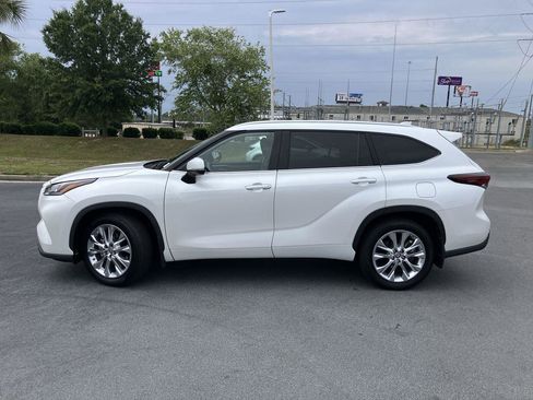 Used 2024 Toyota Highlander Limited AWD/4WD image 2