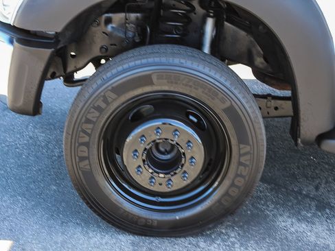 Used 2015 Ford F550 2WD Regular Cab Super Duty image 5