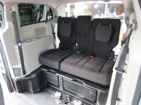 Used 2019 Dodge Grand Caravan SE FWD image 11