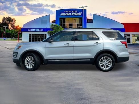 Used 2017 Ford Explorer XLT w/ Equipment Group 201A FWD image 3