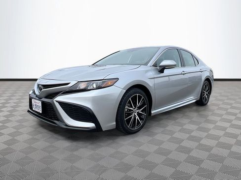 Used 2024 Toyota Camry SE image 3