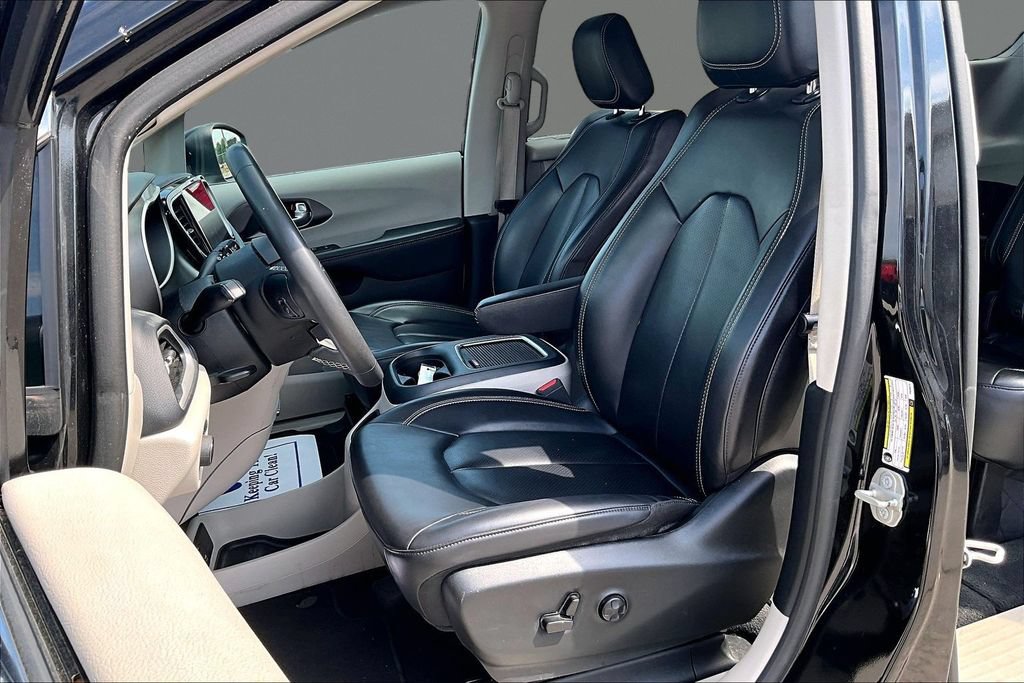 Used 2023 Chrysler Pacifica Touring-L FWD image 19
