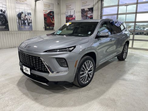 Used 2025 Buick Enclave Avenir w/ Trailering Package, 5000 lbs. image 4