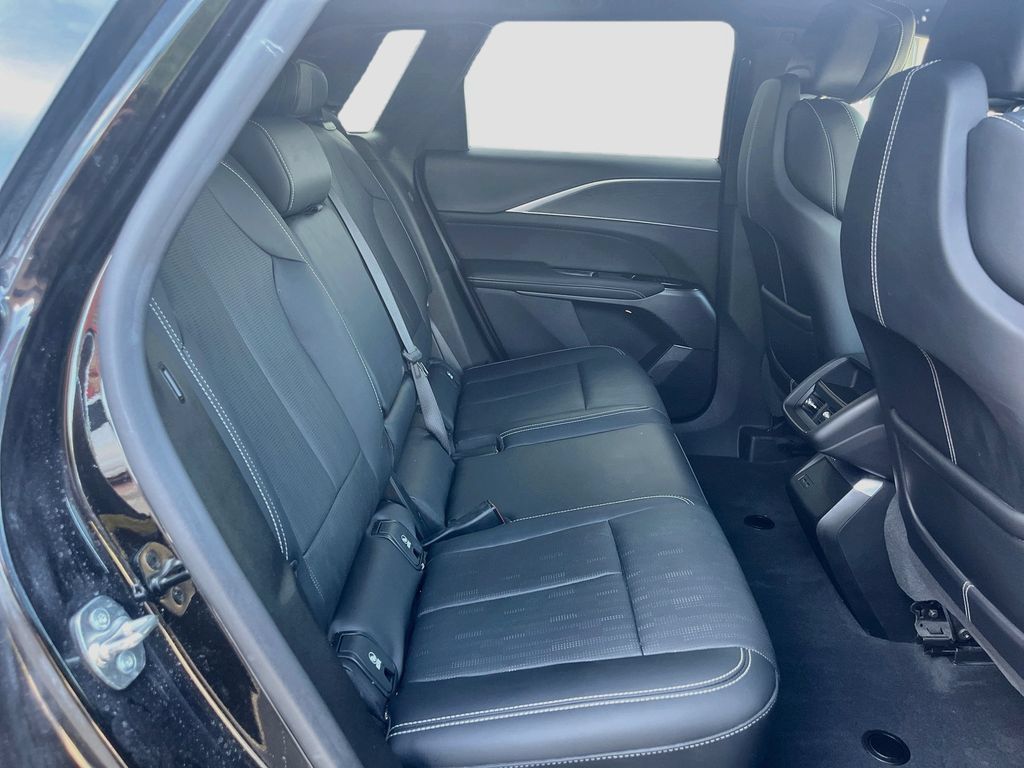 Used 2025 Cadillac Lyriq Sport AWD/4WD image 28
