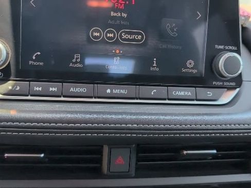 Used 2023 Nissan Rogue SV image 9