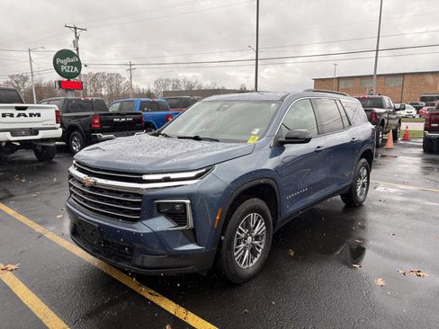 Used 2025 Chevrolet Traverse LT image 24