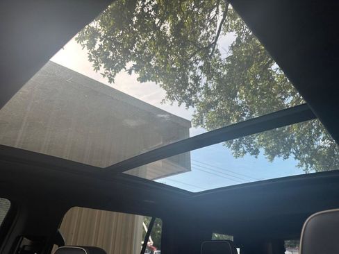 Used 2023 GMC Yukon SLT w/ SLT Premium Package image 16