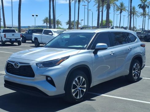 Used 2023 Toyota Highlander XLE FWD image 8