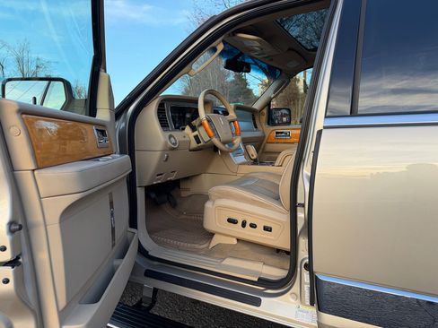 Used 2008 Lincoln Navigator 4WD image 10
