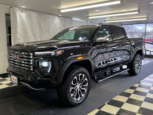 Used 2025 GMC Canyon Denali AWD/4WD image 4