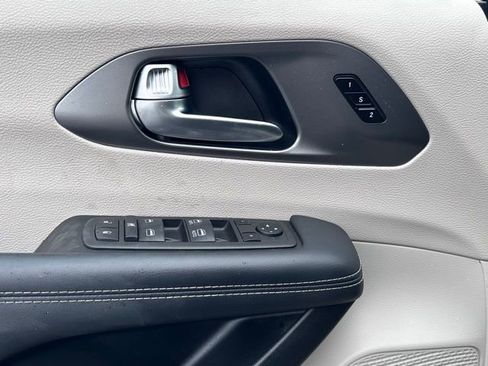 Used 2023 Chrysler Pacifica Touring-L image 26
