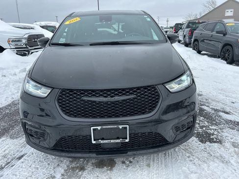 Used 2023 Chrysler Pacifica Touring-L w/ Uconnect Theater Family Group image 2