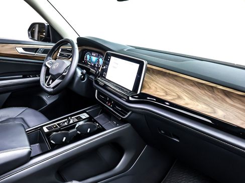 Used 2024 Volkswagen Atlas SE w/ Panoramic Sunroof Package image 17