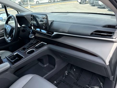 Used 2024 Toyota Sienna XLE image 22