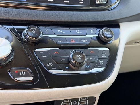 Used 2024 Chrysler Pacifica Touring-L image 5
