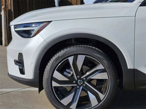 Certified 2025 Volvo XC40 B5 Ultra w/ Climate Package image 14