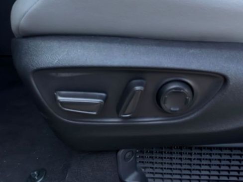 Used 2025 Toyota Sienna XLE FWD image 11