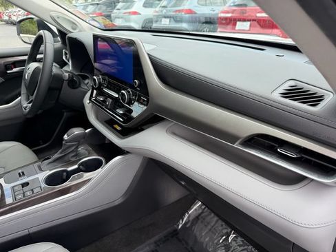 Used 2023 Toyota Highlander Limited FWD image 18