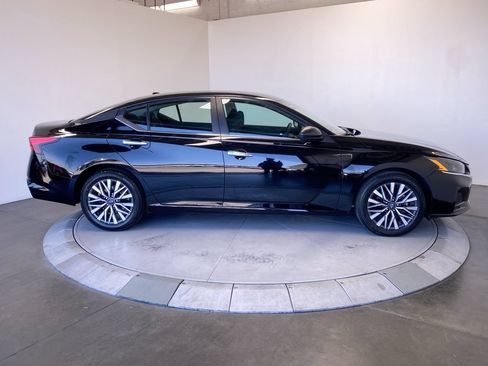 Used 2025 Nissan Altima 2.5 SV FWD image 6